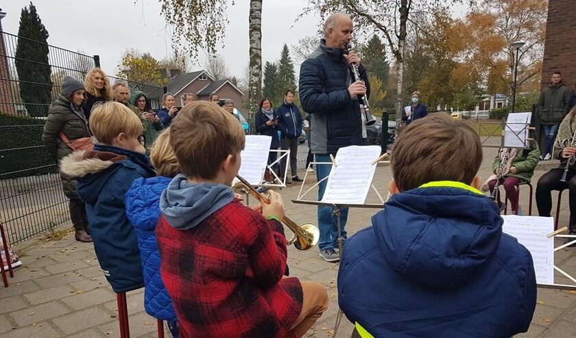 <p>De kinderen tijdens de slotuitvoering van de Blazersklas met in het midden Marcel Verbruggen van muziekopleider 040Muziek. </p>