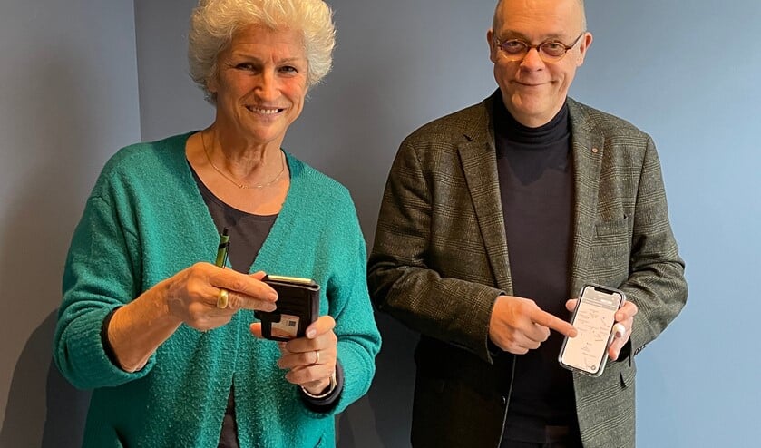<p>Francy Trienekens van de KBO en centrummanager Peter Thijssen zetten zich in voor meer toiletten.</p>