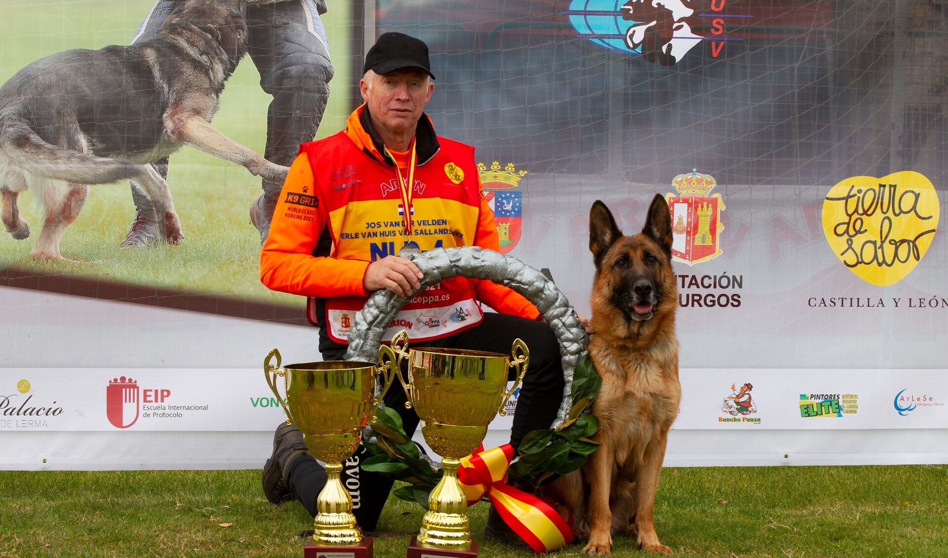 Jos van der Velden en zijn hond Perle na het behalen van de tweede plek op het wereldkampioenschap. (Foto: Jan Redder) 