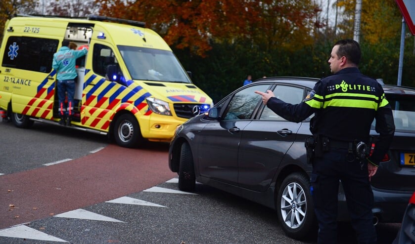 <p>De politie doet technisch onderzoek naar het ongeval. (Foto: Walter van Bussel)</p>