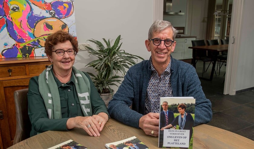 Greet en Hein Verhoeven met op de voorgrond hun boek 'Ons leven op het platteland'. (Foto: Hein van Bakel)