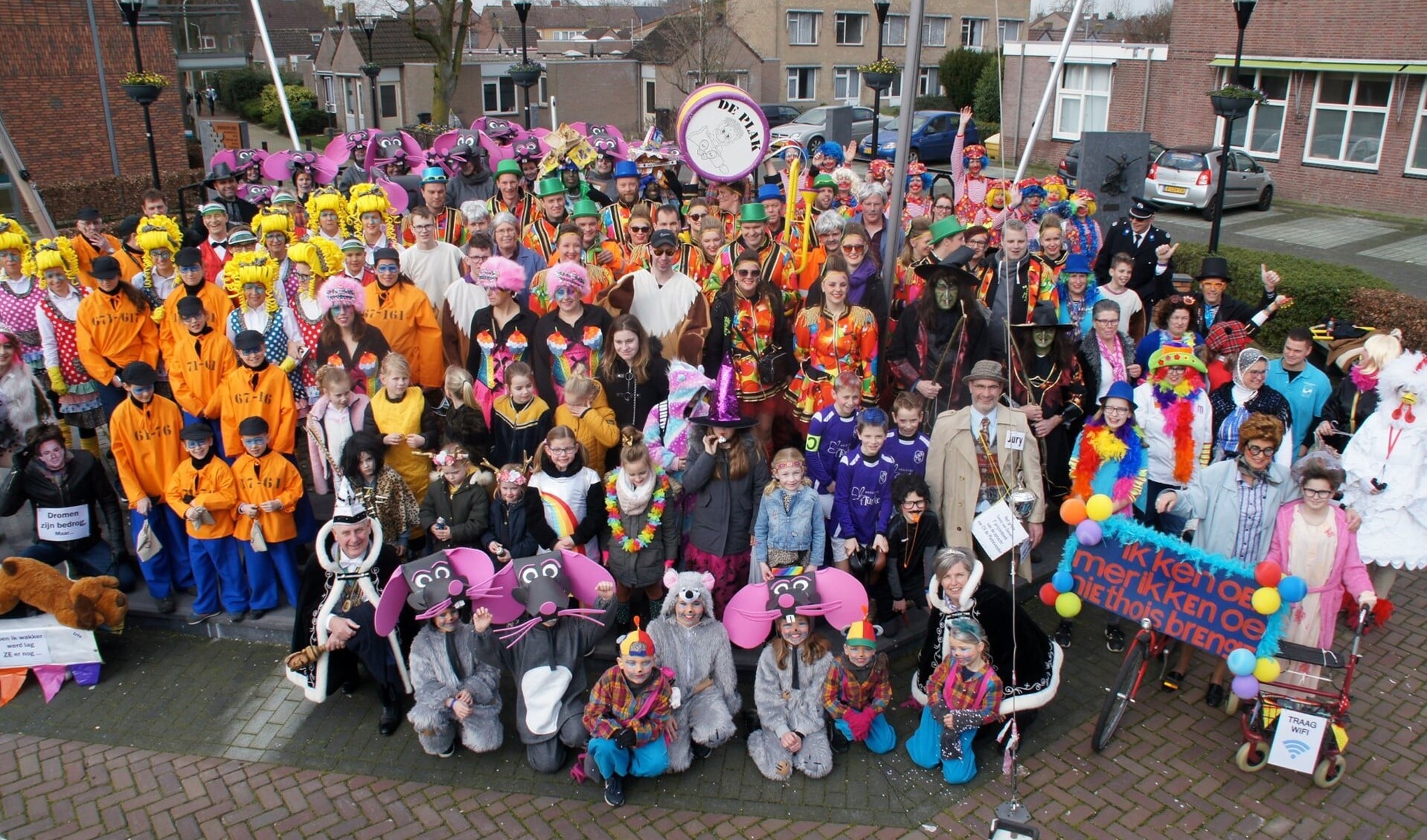 Carnavalsvereniging De Plattevonder bij elkaar na de optocht in 2020.