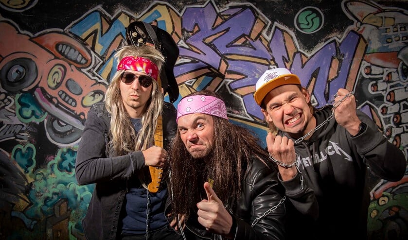 <p>De bandleden dossen zich flink uit, maar zijn serieus met muziek bezig. (Foto: Hein van Bakel)</p>