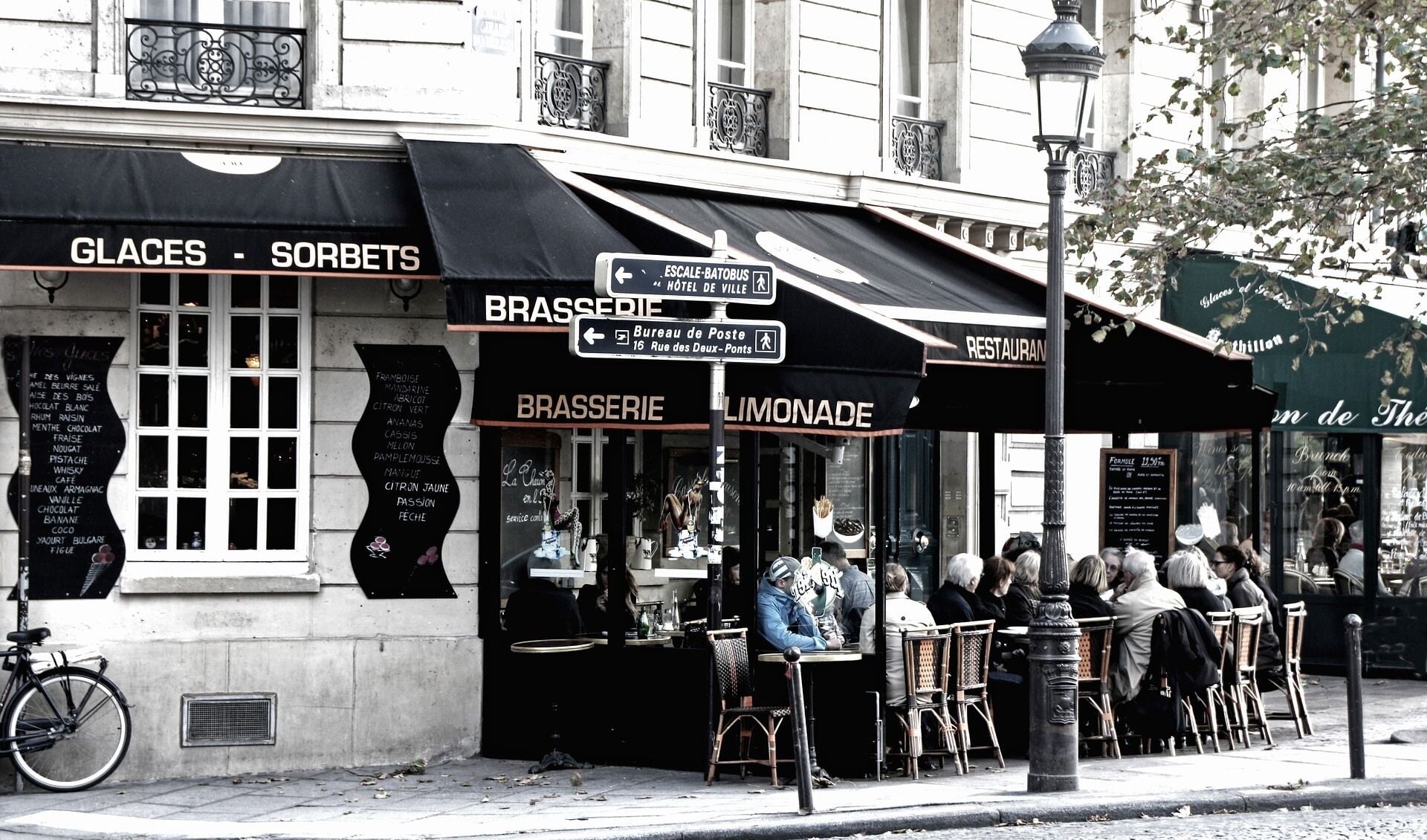 Een terras in Parijs waar mensen in alle jaargetijden even gaan zitten. (Foto: Pixabay)
