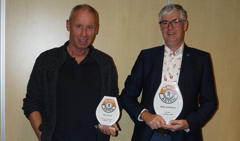 <p>Tiny Werts (l) en Wim Geboers werden benoemd tot respectievelijk lid van verdienste en erelid.</p>