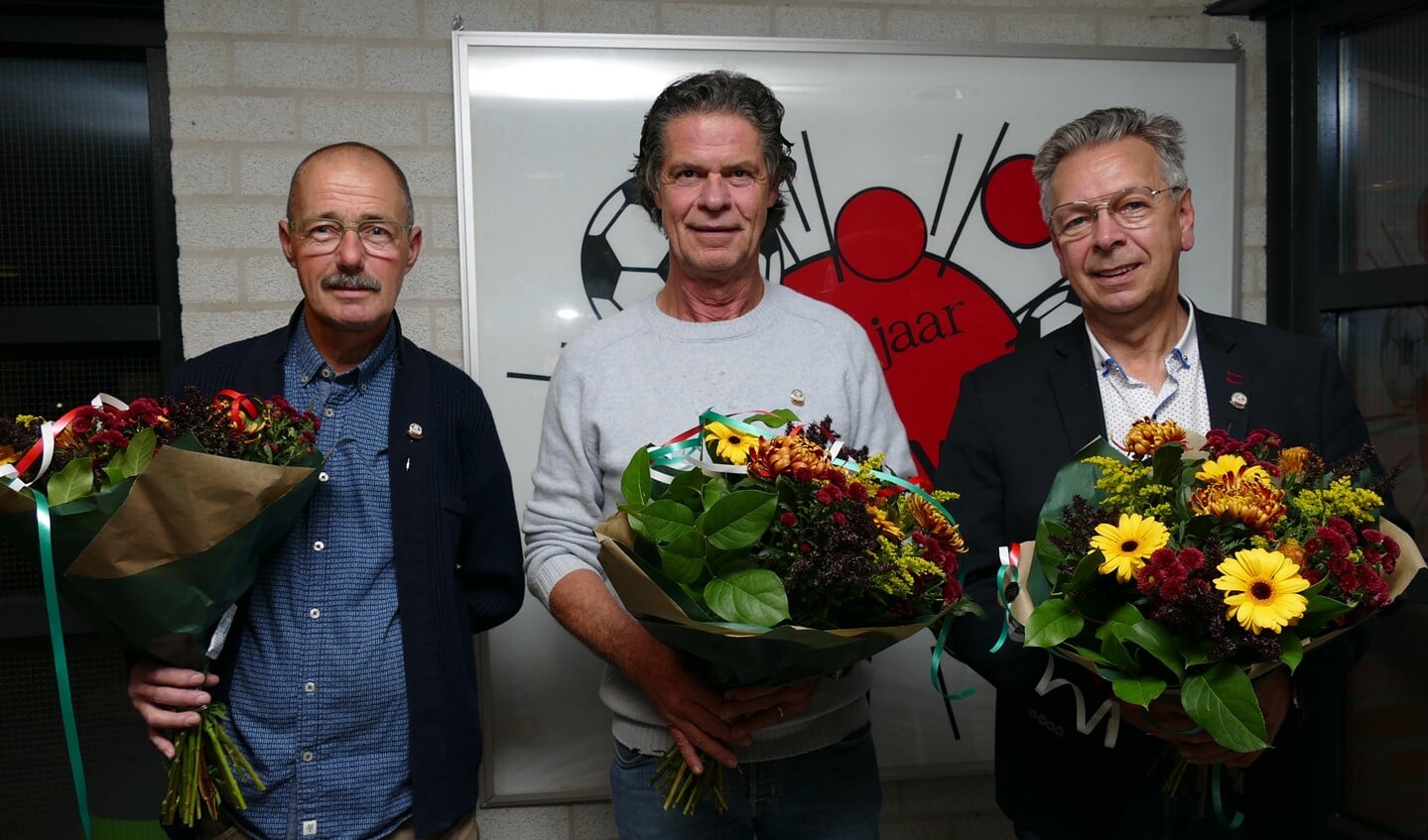 Erelid Peter Verberne met naast hem Pieter Caris (l) en Marcel van Hoof. (Foto: Jos Lenssen)