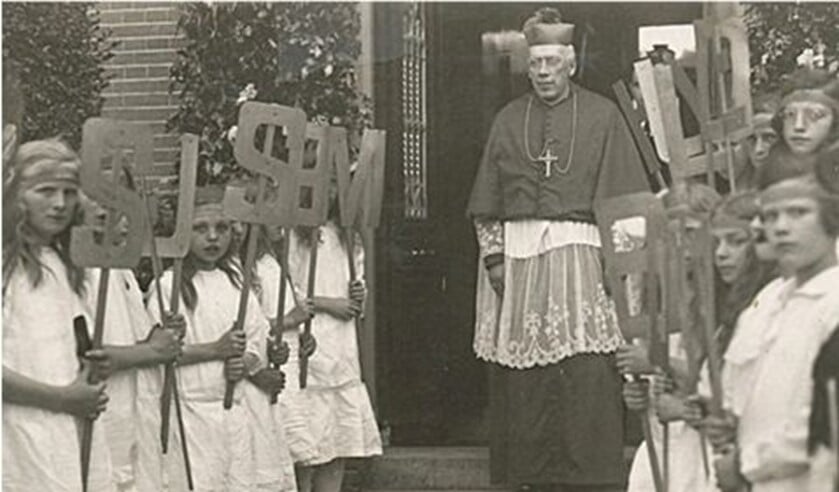 Bisschop van Diepen verlaat op 1 augustus 1927 de pastorie om de kerk in te zegenen.