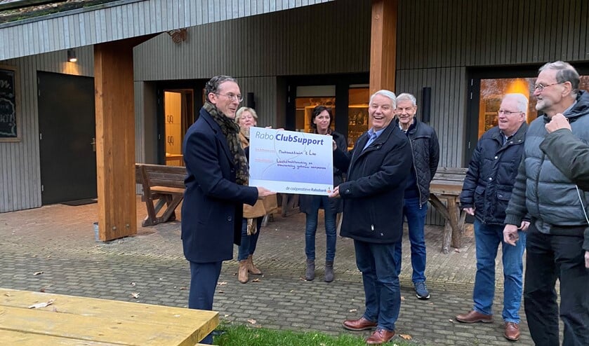 <p>De overhandiging van de cheque aan Natuurtuin 't Loo.</p>
