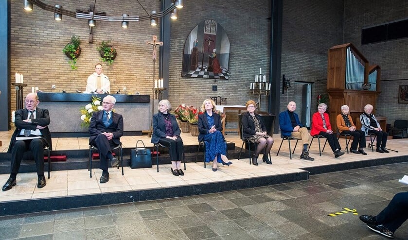 De negen jubilarissen op een rij. (Foto: Eric Driessen)