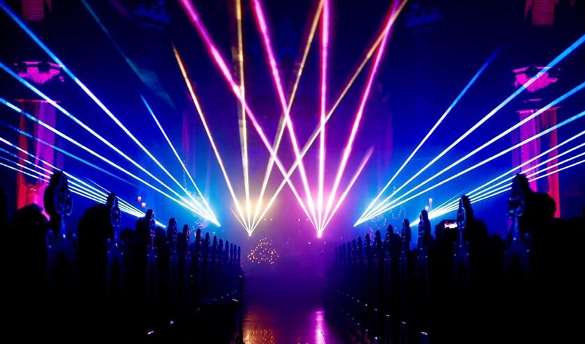 <p>De Sint Willibrorduskerk is 21 november het decor van drie lasershows. Deze foto is genomen tijdens een eerdere voorstelling in de kerk in Cuijk.</p>