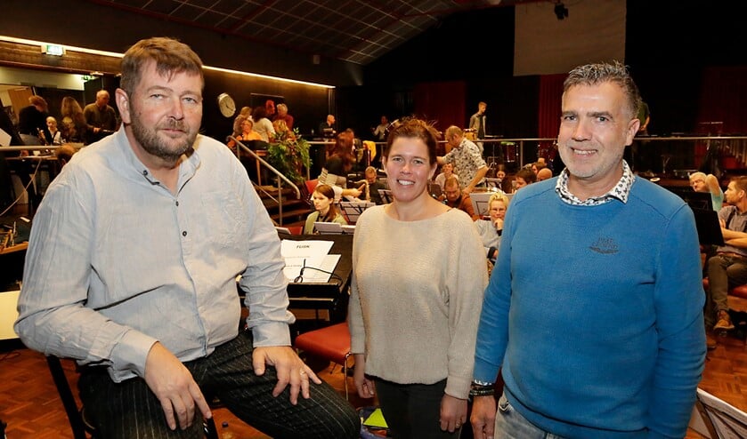 <p>Jos Kuipers, Miranda Dijkstra en Joep Habraken zijn opgelucht dat ze eindelijk weer samen muziek kunnen maken. (Foto: Jurgen van Hoof)</p>