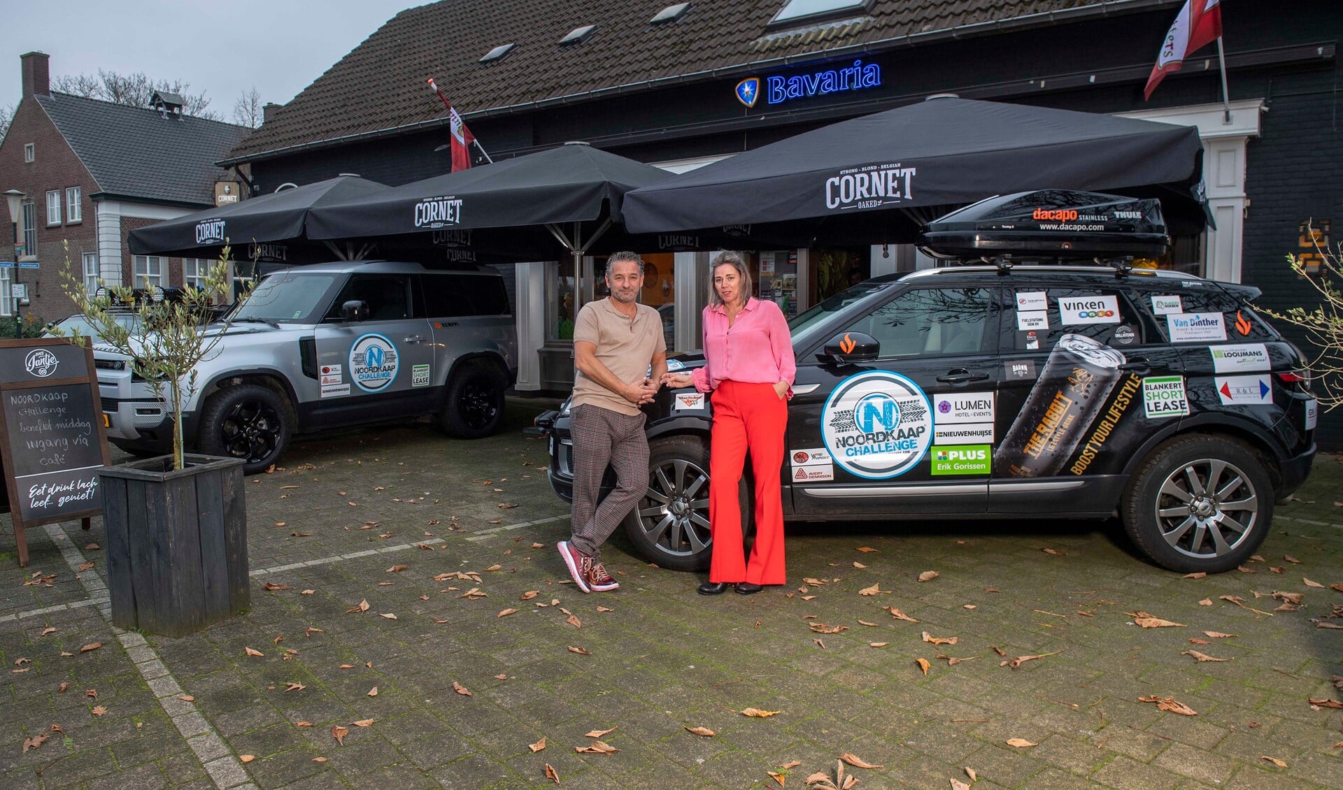 Richard en Jacoliene van Bussel voor de auto waarmee ze hun nieuwste avontuur aangaan. (Foto: Hein van Bakel)