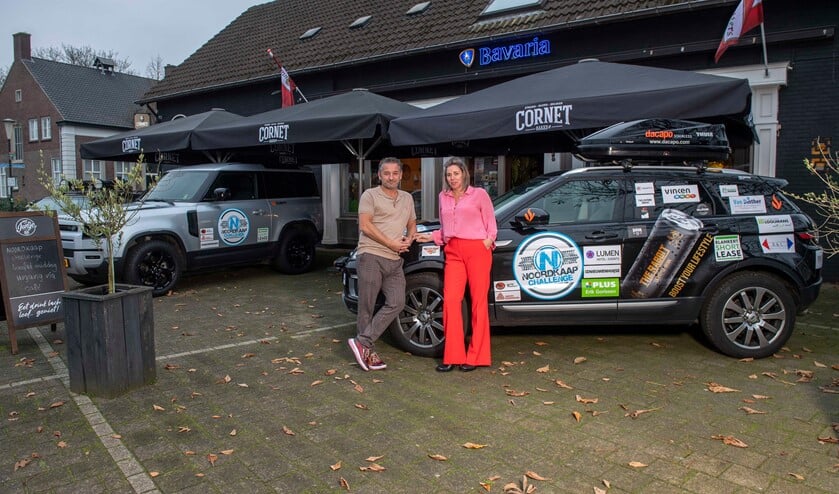 <p>Richard en Jacoliene van Bussel voor de auto waarmee ze hun nieuwste avontuur aangaan. (Foto: Hein van Bakel)</p>