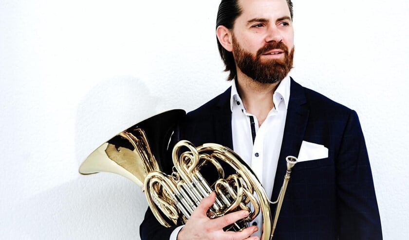 <p>Hoornsolist Stef van Herten treedt met het Valkenswaards Kamerorkest op bij De Hofnar.</p>