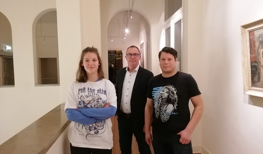 <p>Emma Lucas van KEITHUIS, wethouder Helm Verhees en Rob van den Berkmortel van De Roos.</p>