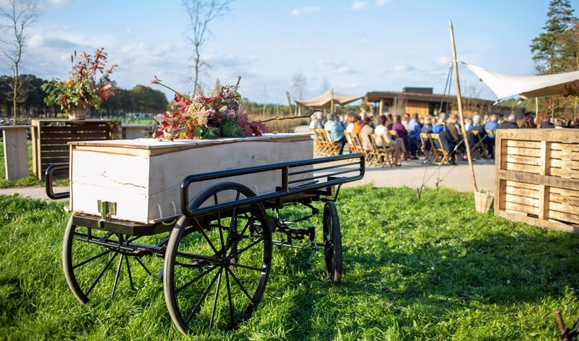<p>De opening vond plaats op vrijdag 29 oktober onder een stralend herfstzonnetje op het centrale pleintje van de natuurbegraafplaats.</p>