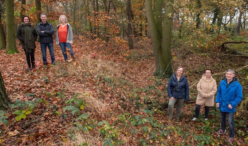 <p>De initiatiefnemers uit de Diesdonk en Toon van den Heuvel (r) van de Dorpsraad. (Foto: Hein van Bakel)</p>