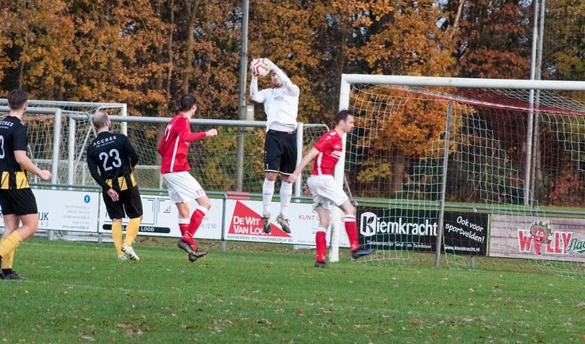 <p>Keeper Dennis Verhoeven van De Valk speelde een foutloze wedstrijd. (Foto: Henry Jansen)</p>