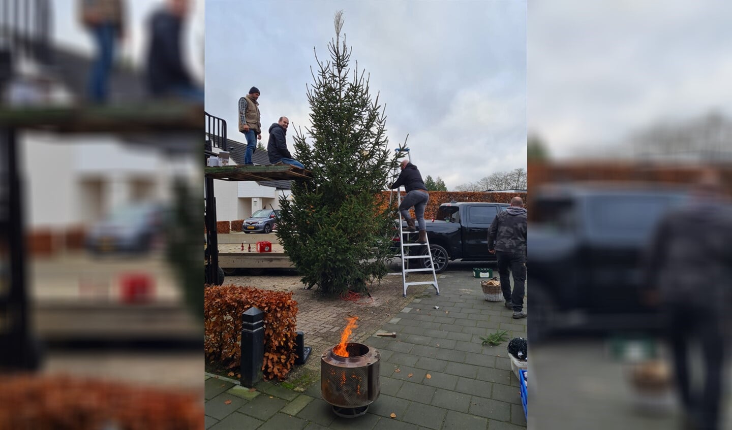 De traditionele kerstboom in de Kromstraat staat sinds zaterdag weer te pronken.