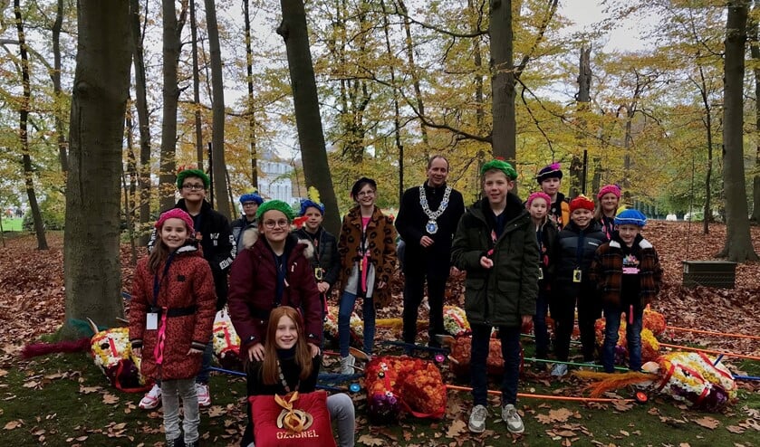 Het gezelschap dat vanuit Valkenswaard naar de landelijke intocht ging met het cadeau voor Ozosnel.