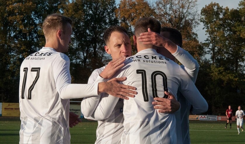 Doelpuntenmakers Joran Vermeulen (nr. 10) en Robin Smerts (midden). (Foto: Henry Jansen)