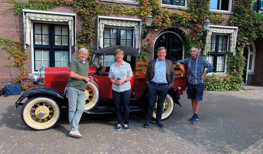 <p>Samenstellers Piet, Monique en Lambert van der Meulen, en auteur Paul Vlemmings.</p>