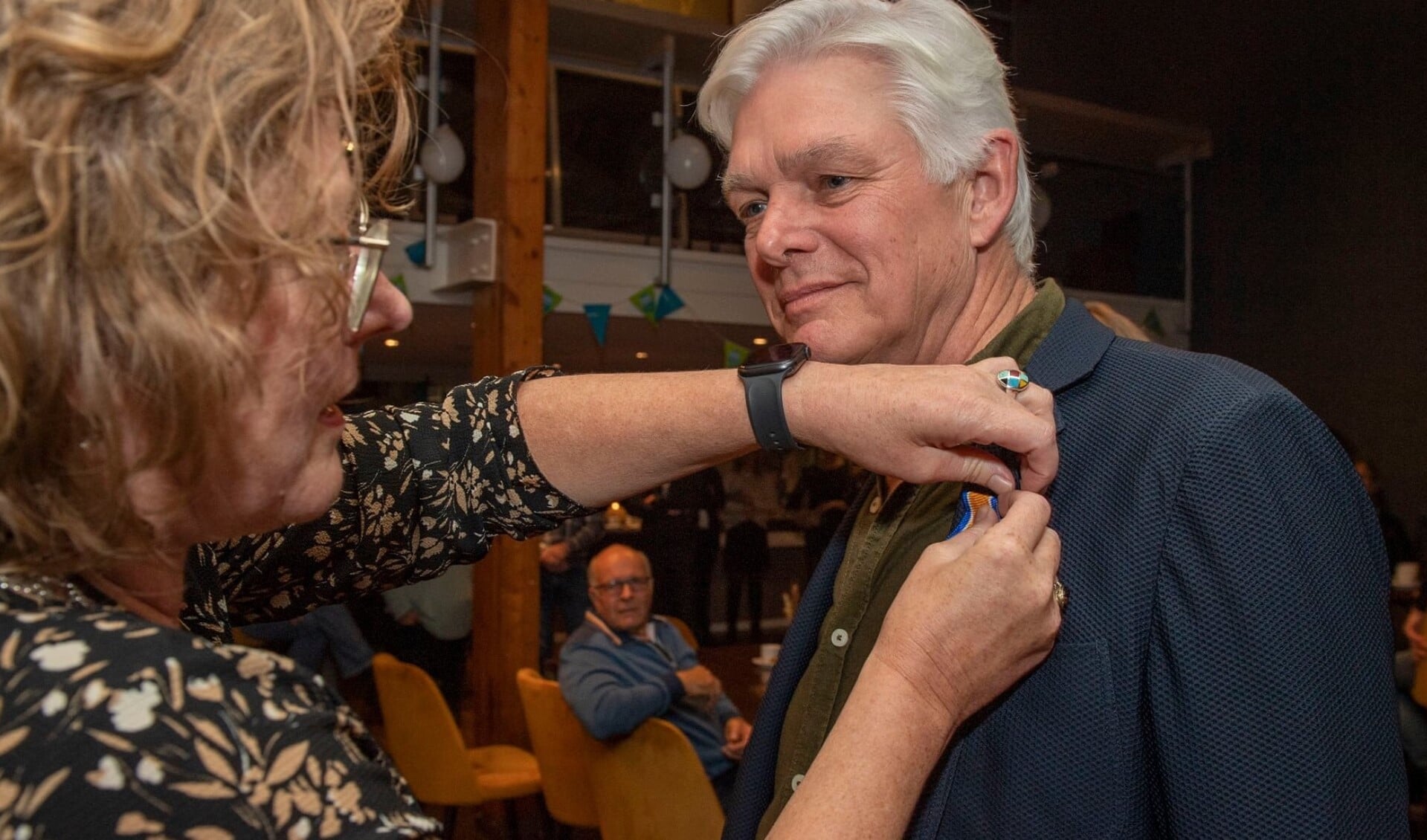 Henk Raaijmakers kreeg de Koninklijke onderscheiding opgespeld door burgemeester Greet Buter. 