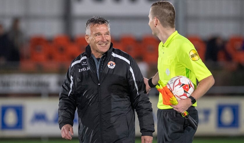 <p>Mario Verlijsdonk is bezig aan zijn eerste wedstrijden als hoofdcoach van NWC. (Foto: Hein van Bakel)</p>