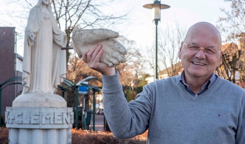 <p>Willy Paaps uit Deurne met de gevonden hand voor het Heilig Hartbeeld. (Foto: Hein van Bakel)</p>