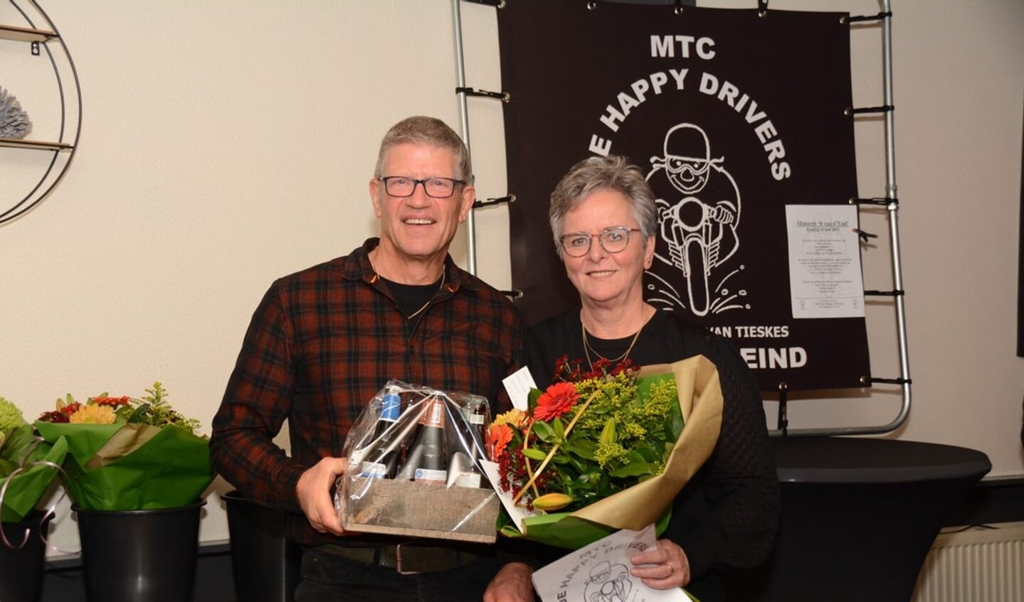Harrie van Kemenade samen met zijn vrouw. Zaterdag werd hij in het zonnetje gezet. (Foto: Nannie van Hoof)