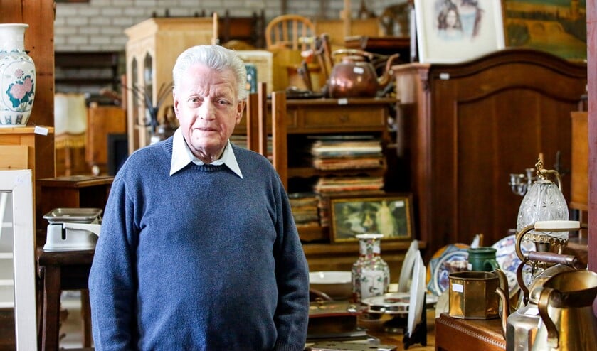 <p>Piet van Lindt in zijn zaak van Curiosa en Brocante aan de Kerkweg 25 in Valkenswaard. (Foto: Jurgen van Hoof)</p>