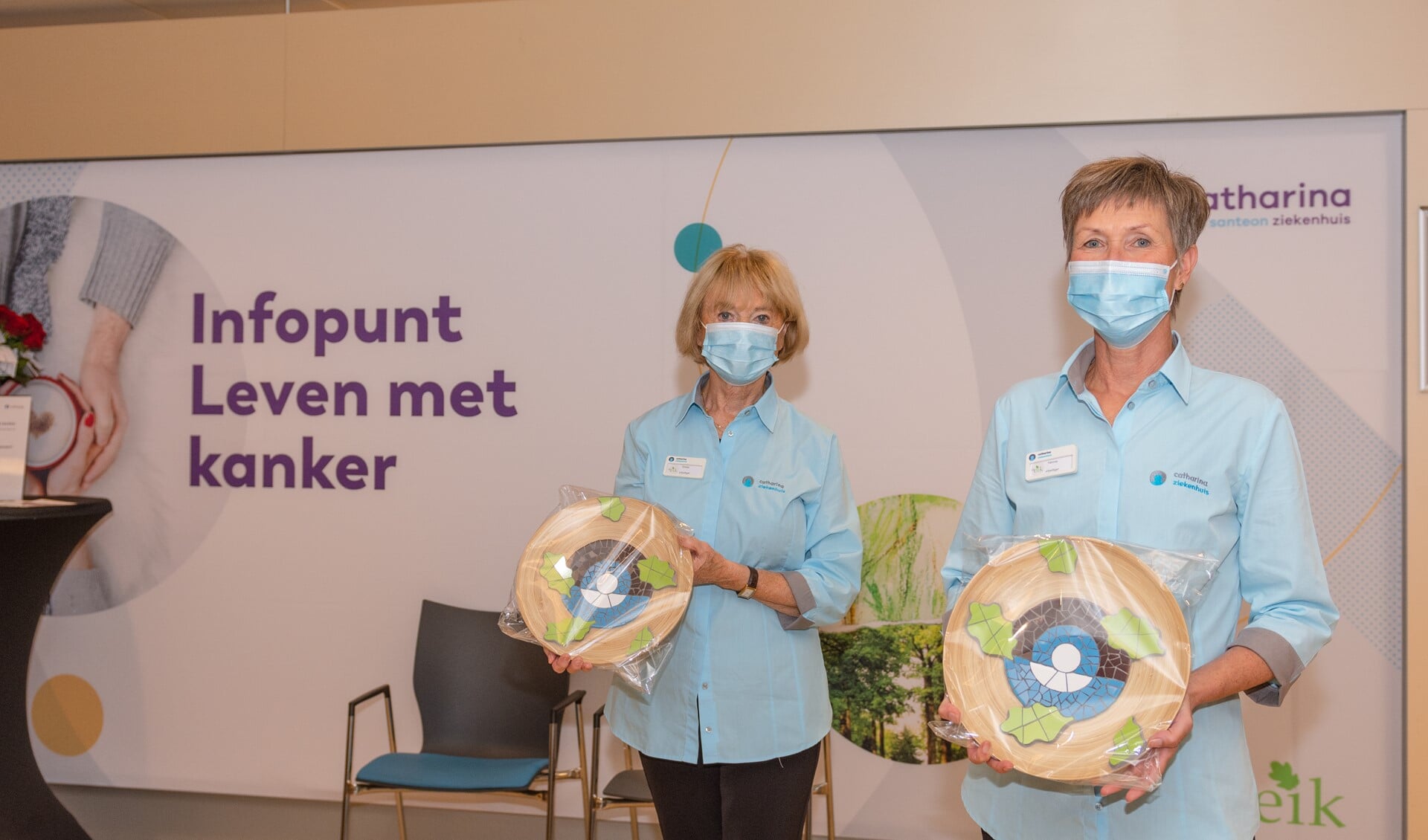 Vrijwilligers Deetje en Hannie open symbolisch het Infopunt. (Foto: Catharina Ziekenhuis). 