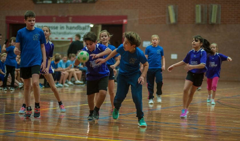 <p>Als alles meezit zal Handbal Someren eind december weer een scholentoernooi organiseren. (Archieffoto: Hans Wasmus)</p>