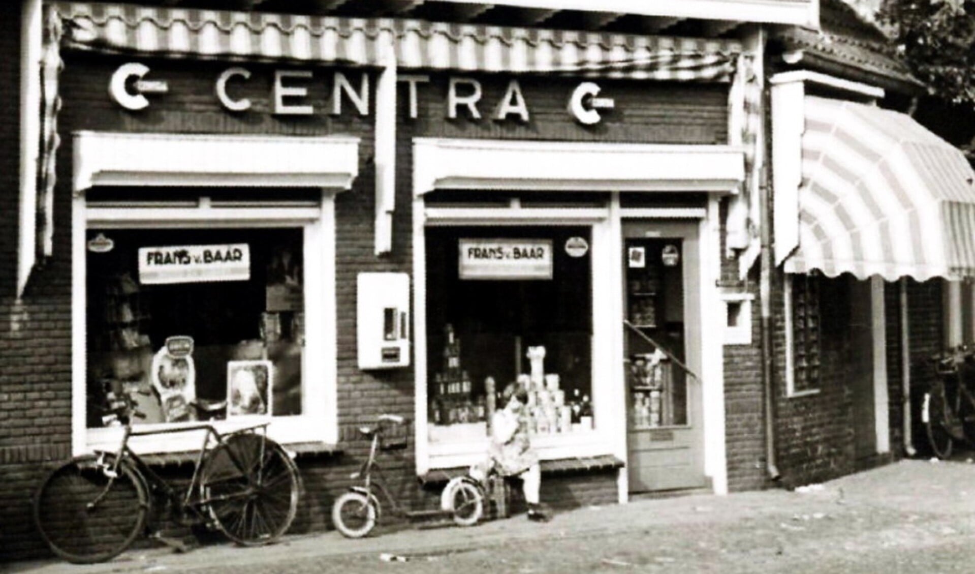 De winkel van Frans van Baars op de hoek Emmastraat-Hemel, met rechts Astens eerste automaat voor warme en koude hapjes.