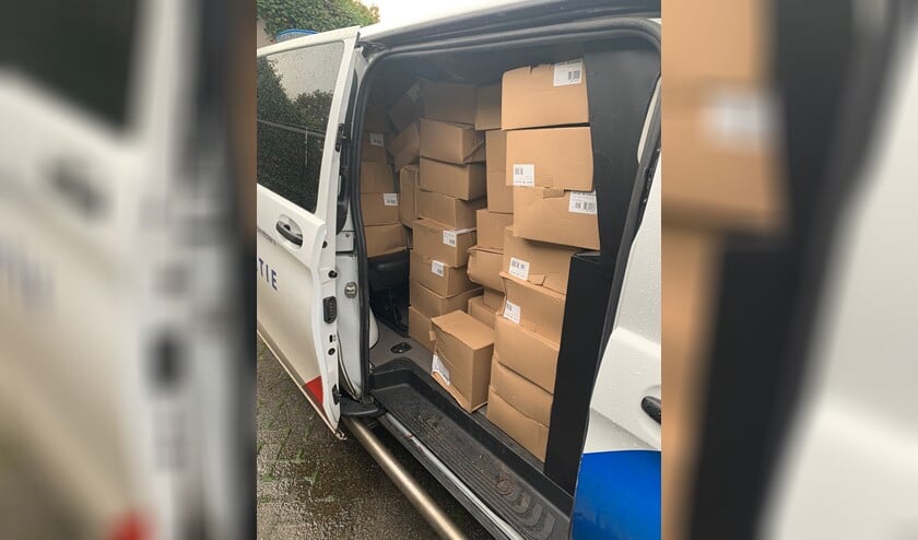 <p>Tijdens de controleactie werd onder meer een partij lampen gevonden, die mogelijk van diefstal afkomstig zijn. (Foto: PIT) </p>