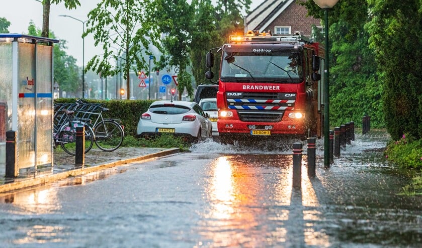De brandweer moet in actie komen na overlast in Geldrop. (Foto: Micle de Greef)