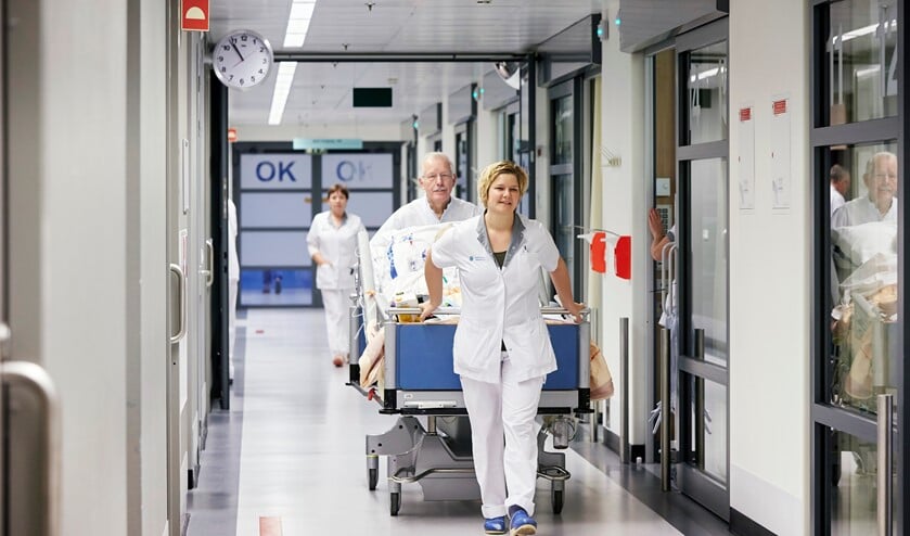 <p>Op weg naar de IC in het Catharina ziekenhuis Eindhoven. Foto: Wim Hollemans.</p>