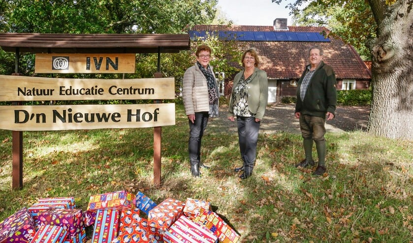 <p>Vlnr: Anni Janssen en Majo en Gerrit Klitsie. Zij zorgen ervoor dat de Sint weer in het IVN-gebouw kan worden bezocht. (Foto: Jurgen van Hoof)</p>