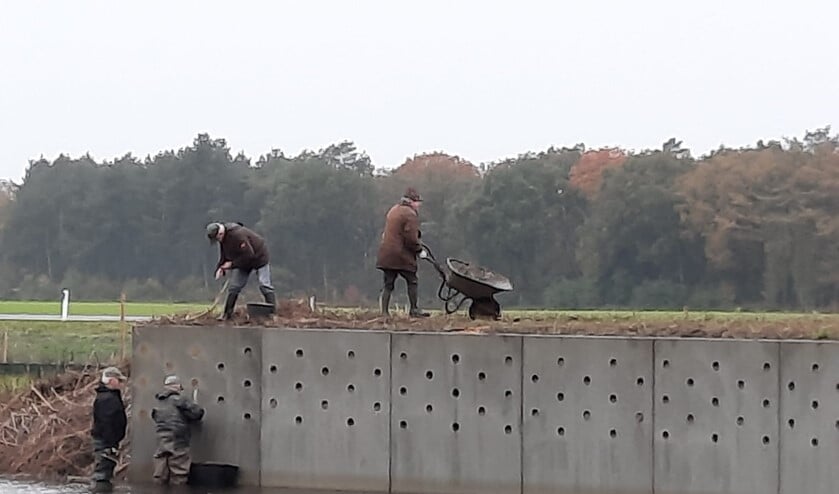 <p>Leden van de vogelgroep van IVN Valkenswaard-Waalre zijn bezig met de oeverzwaluwwand.</p>