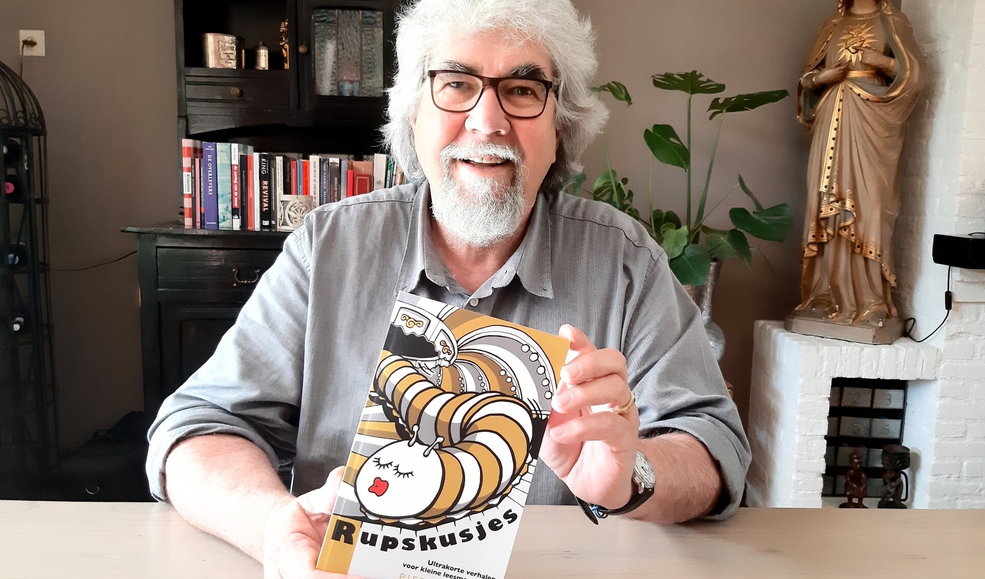 Sinds 2013 speelt Piet Snijders met een nieuw genre, ultrakorte verhalen, die hij nu in het boek Rupskusjes heeft gebundeld.