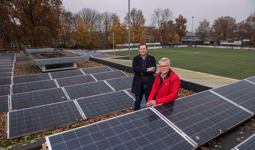 <p>Voorzitter <em>Daniël</em> van Schijndel (l) en terreinbeheerder Fons Klein Zieverink op het dak bij SV Ondo. (Foto: Hein van Bakel)</p>