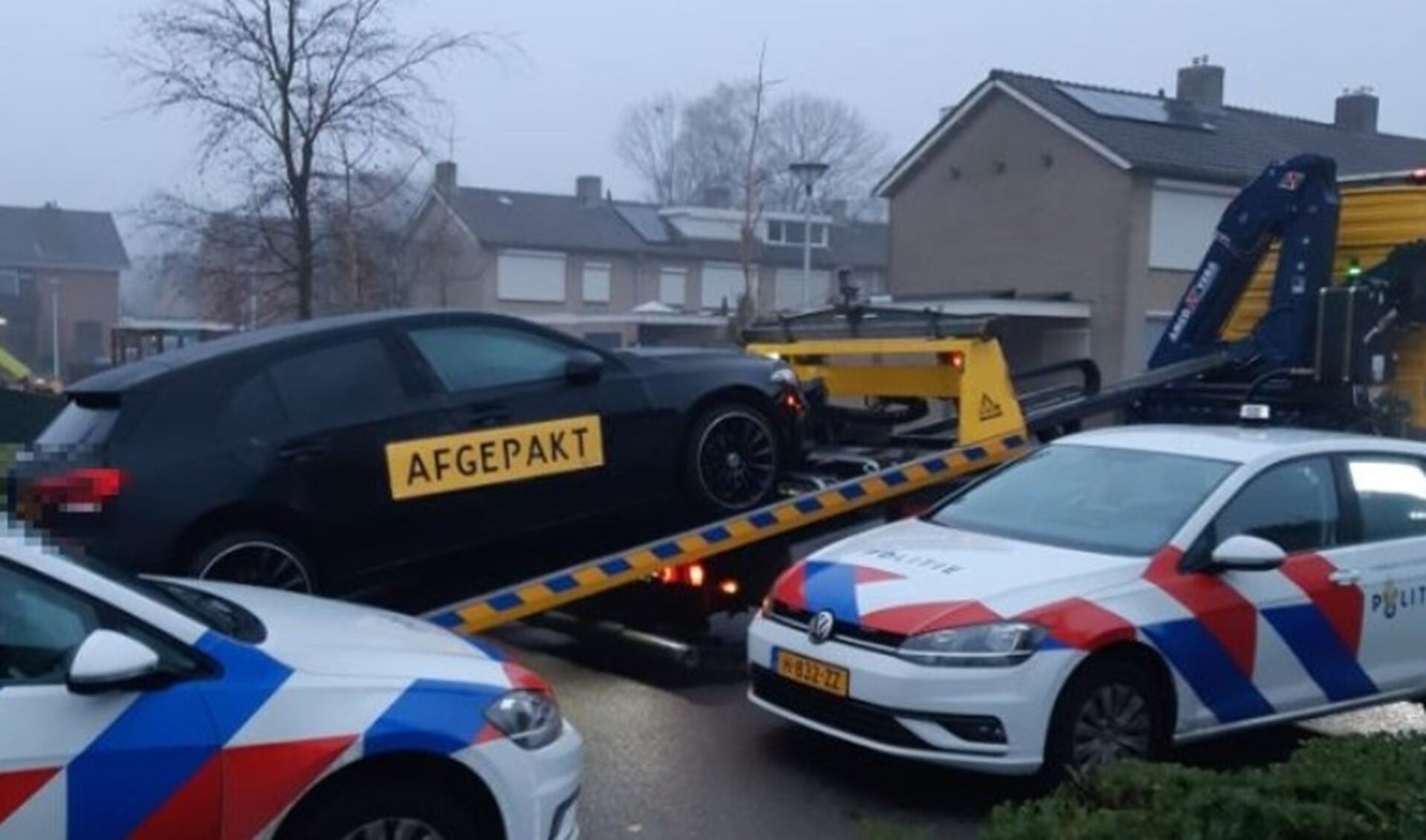 Ook een dure auto werd in beslag genomen. (Foto: Politie.nl)