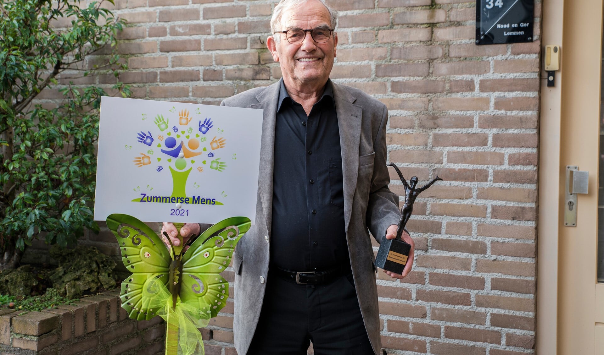 Noud Lemmen met zijn oorkonde en beeldje. Woensdag werd hij verkozen tot Zùmmerse Mens 2021. (Foto: Eric Driessen)