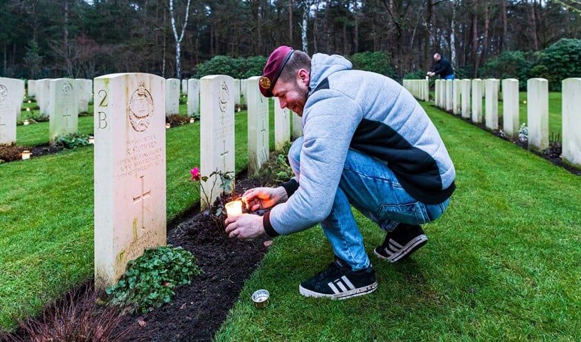 Enkele veteranen zorgden voor het plaatsen van de kaarsen op het Brits Ereveld. (Foto: Micle de Greef)