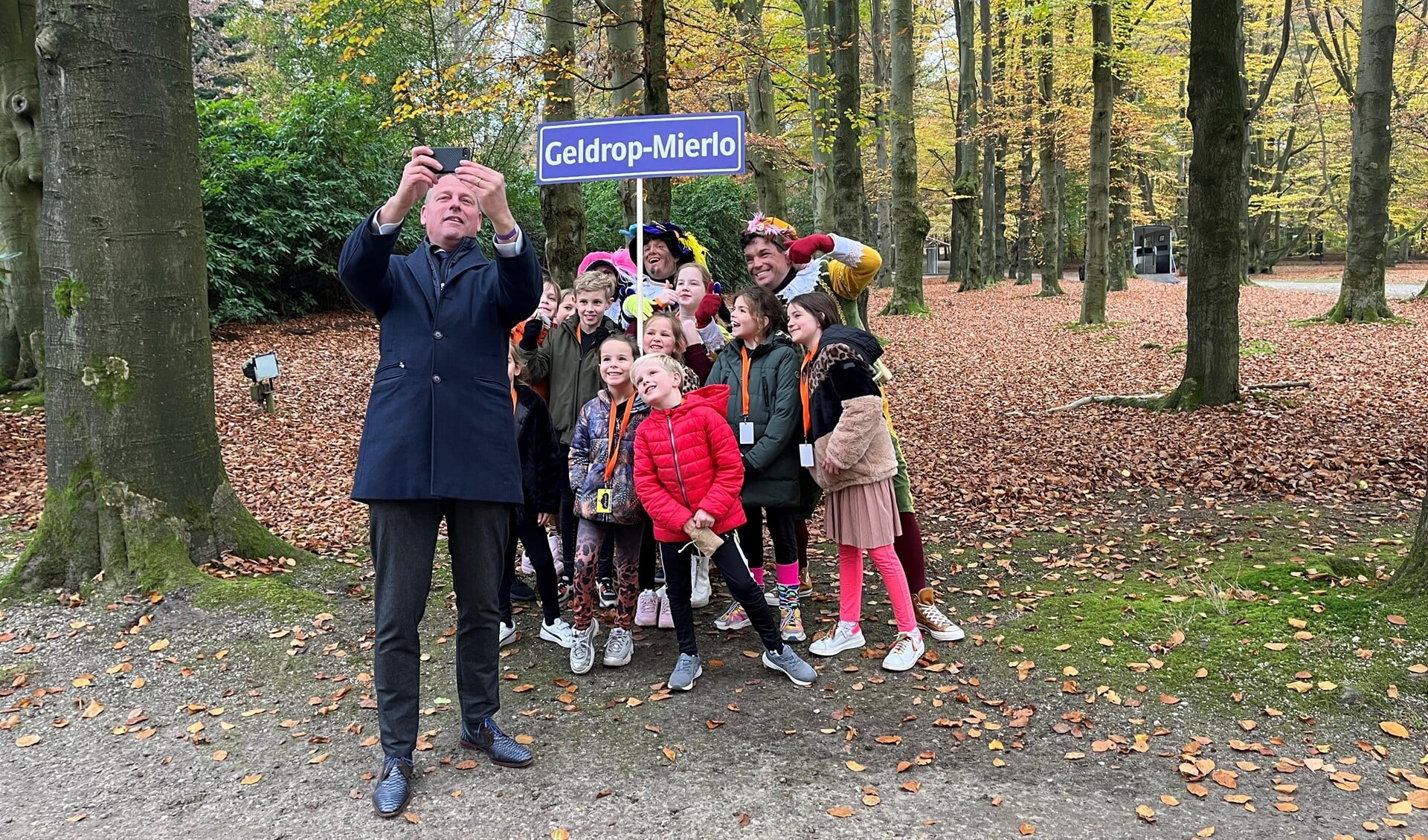 Een mooie dag pas geleden. Burgemeester Jos van Bree mocht met kinderen uit Geldrop-Mierlo op bezoek bij Sinterklaas.