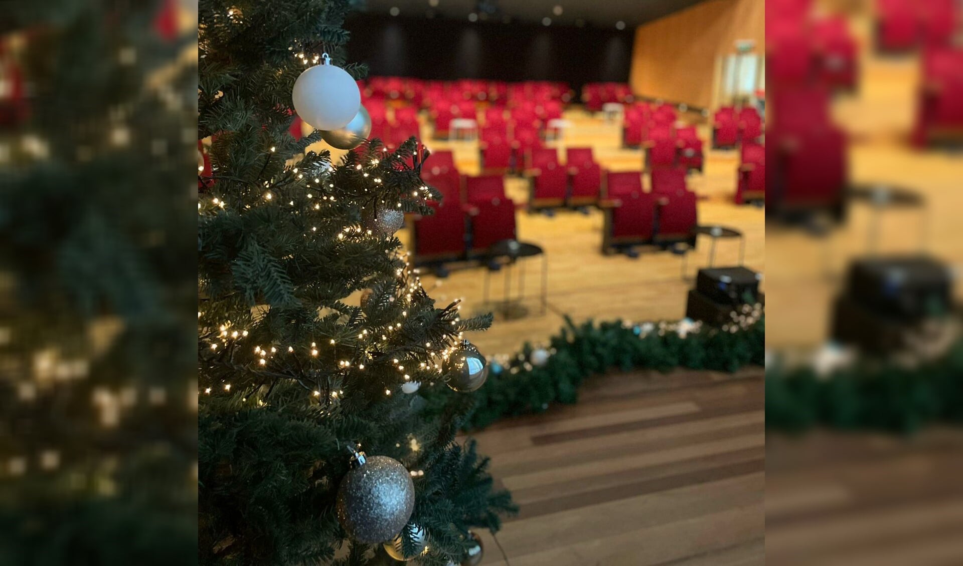 De kerstboom in de theaterzaal van De Hofnar. De zaal blijft leeg tot en met 14 januari.