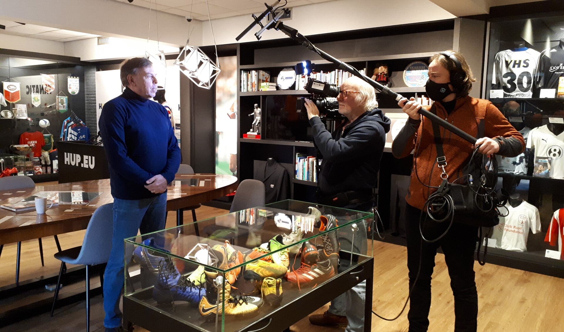 Jos Lensse vertelt over het Mierloos voetbalmuseum. (Foto: Yvonne Willems)