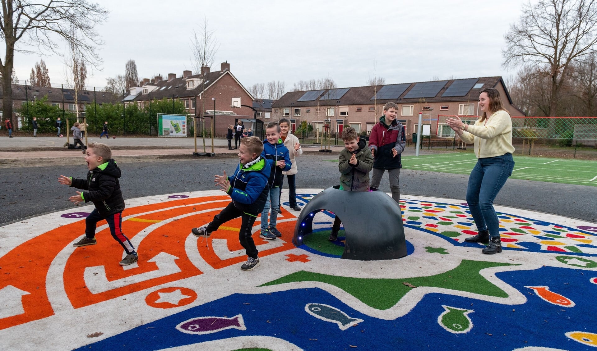 Het vernieuwde plein in Dommelen heeft onder meer een zogenaamd 'Moby Playground', een digitaal speeltoestel.
