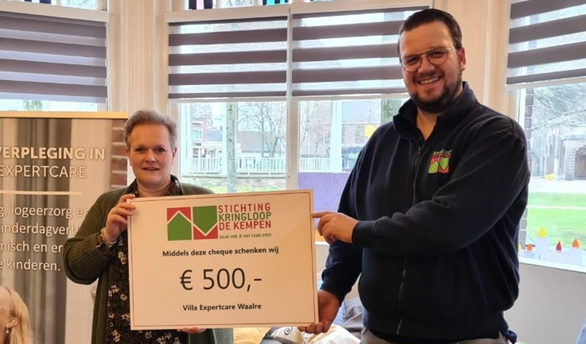 Ook Villa ExpertCare aan de Markt in Waalre kreeg een cheque van Kringloop de Kempen.