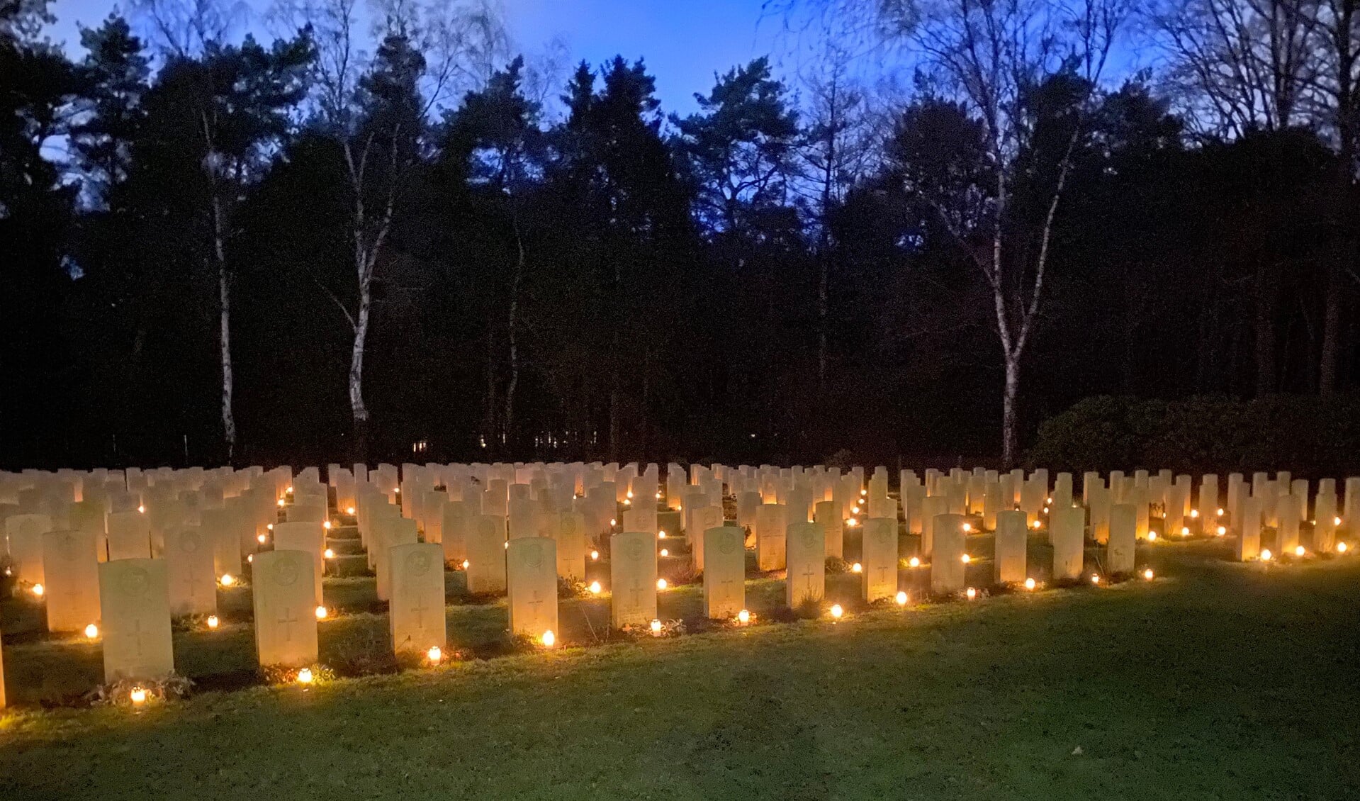 Bij de oorlogsgraven op het Brits kerkhof in Mierlo branden volgende week weer kaarsjes.